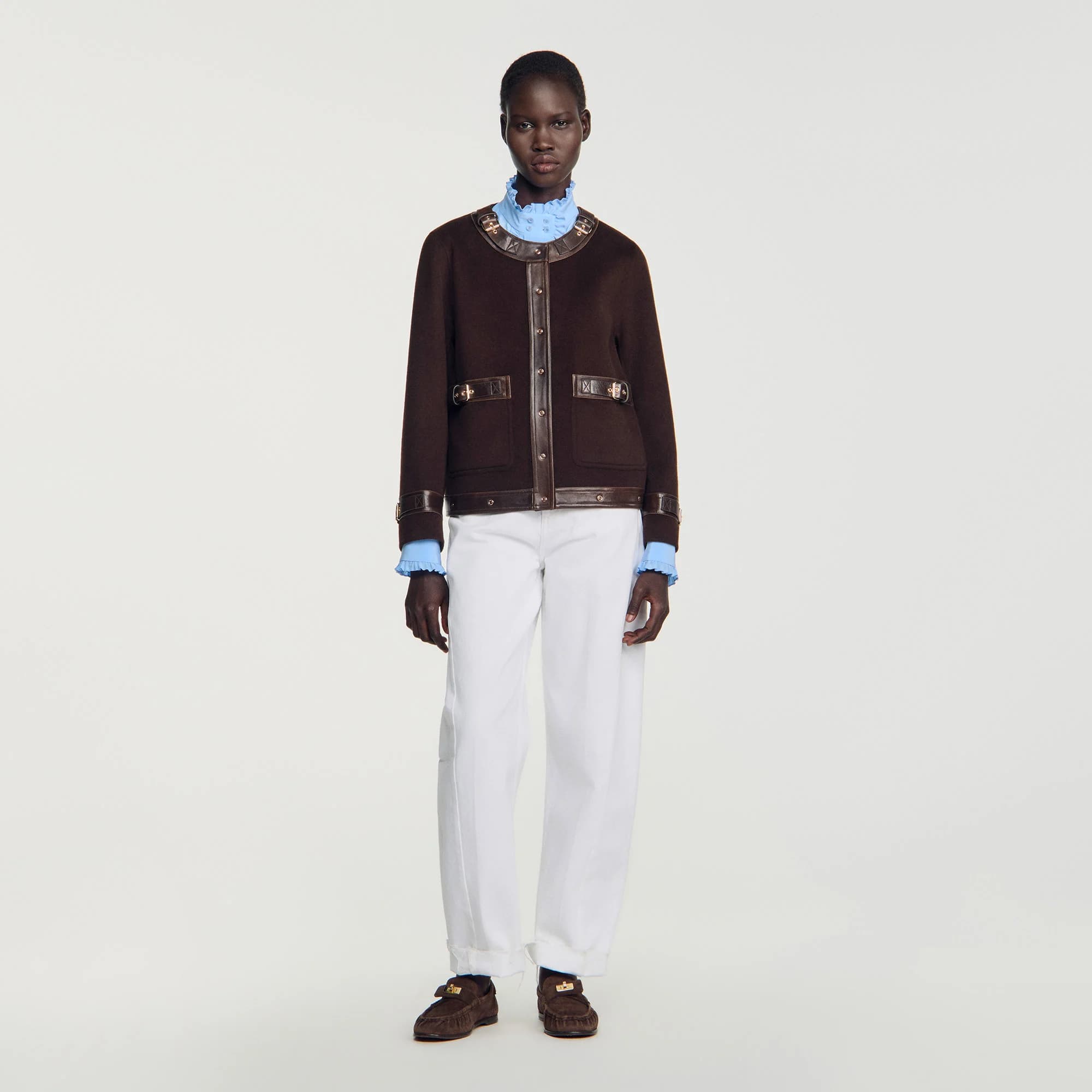 Manteau court à détails cuir